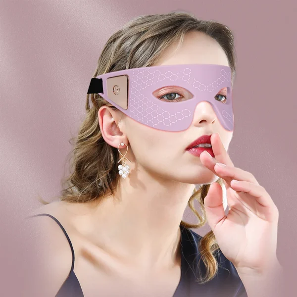 Model wearing Wakelifebeauty EM01 LED eye mask