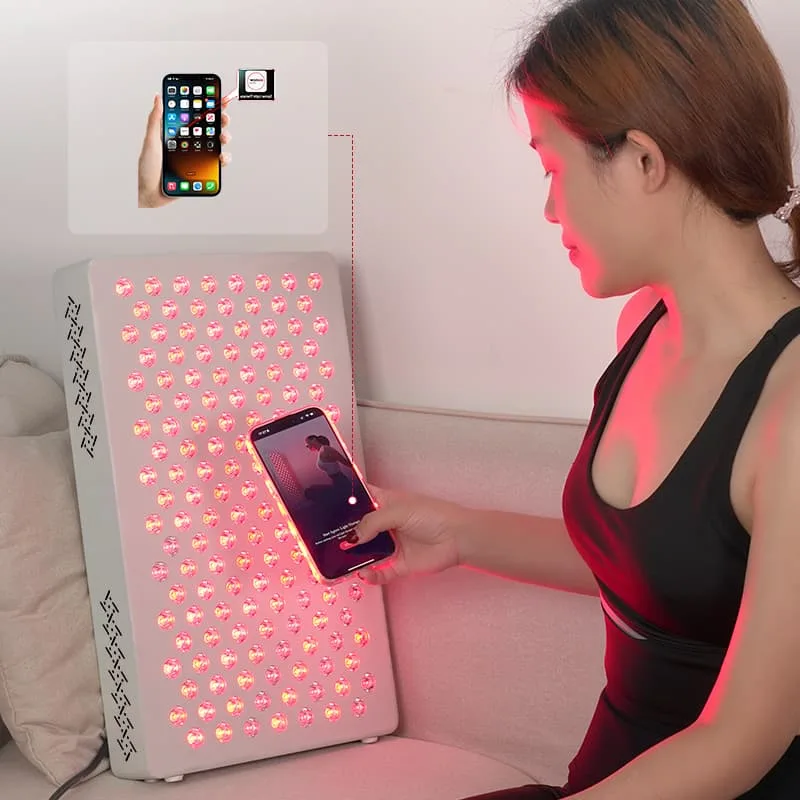 Painel de terapia de luz vermelha ESPLUS750 com controle APP, mostrando um usuário operando o dispositivo por smartphone durante uma sessão de terapia de luz vermelha.