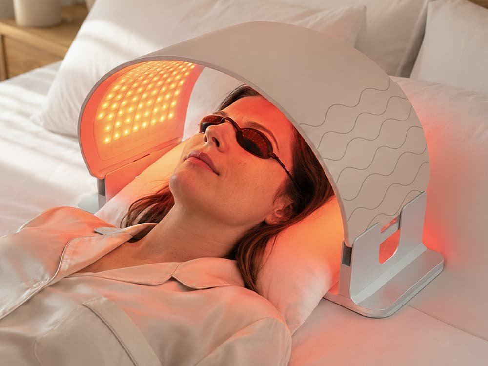 Frau verwendet das flexible Rotlichttherapiepad Wakelife G240 für die Anwendung der Lichttherapie im Gesicht